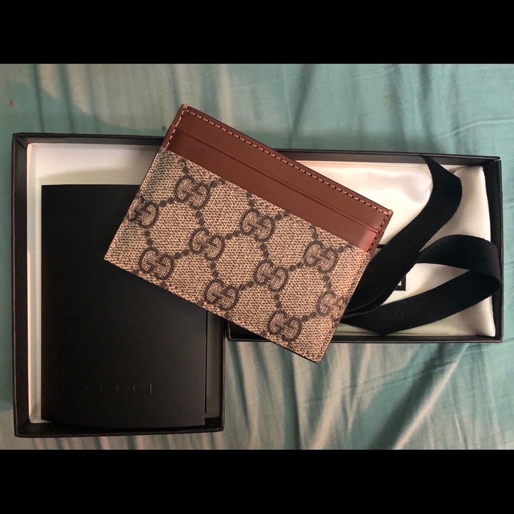 SOLD Gucci supreme cardholder